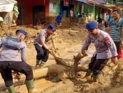 Dansat Brimob Banten Bersihkan Rumah Warga dan Buat Rakit Tanggap Bencana