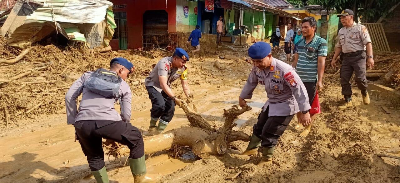 Dansat Brimob Banten Bersihkan Rumah Warga dan Buat Rakit Tanggap Bencana