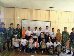 Yonif 126/KC Motivasi Pelajar Perbatasan Papua dengan Mengajar dan Bagi Perlengkapan Sekolah