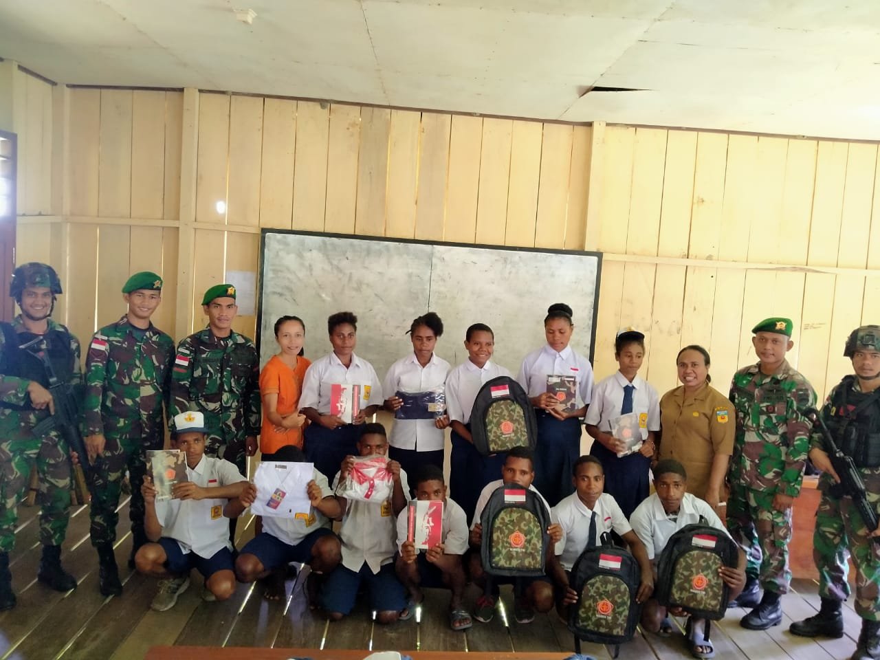 Yonif 126/KC Motivasi Pelajar Perbatasan Papua dengan Mengajar dan Bagi Perlengkapan Sekolah