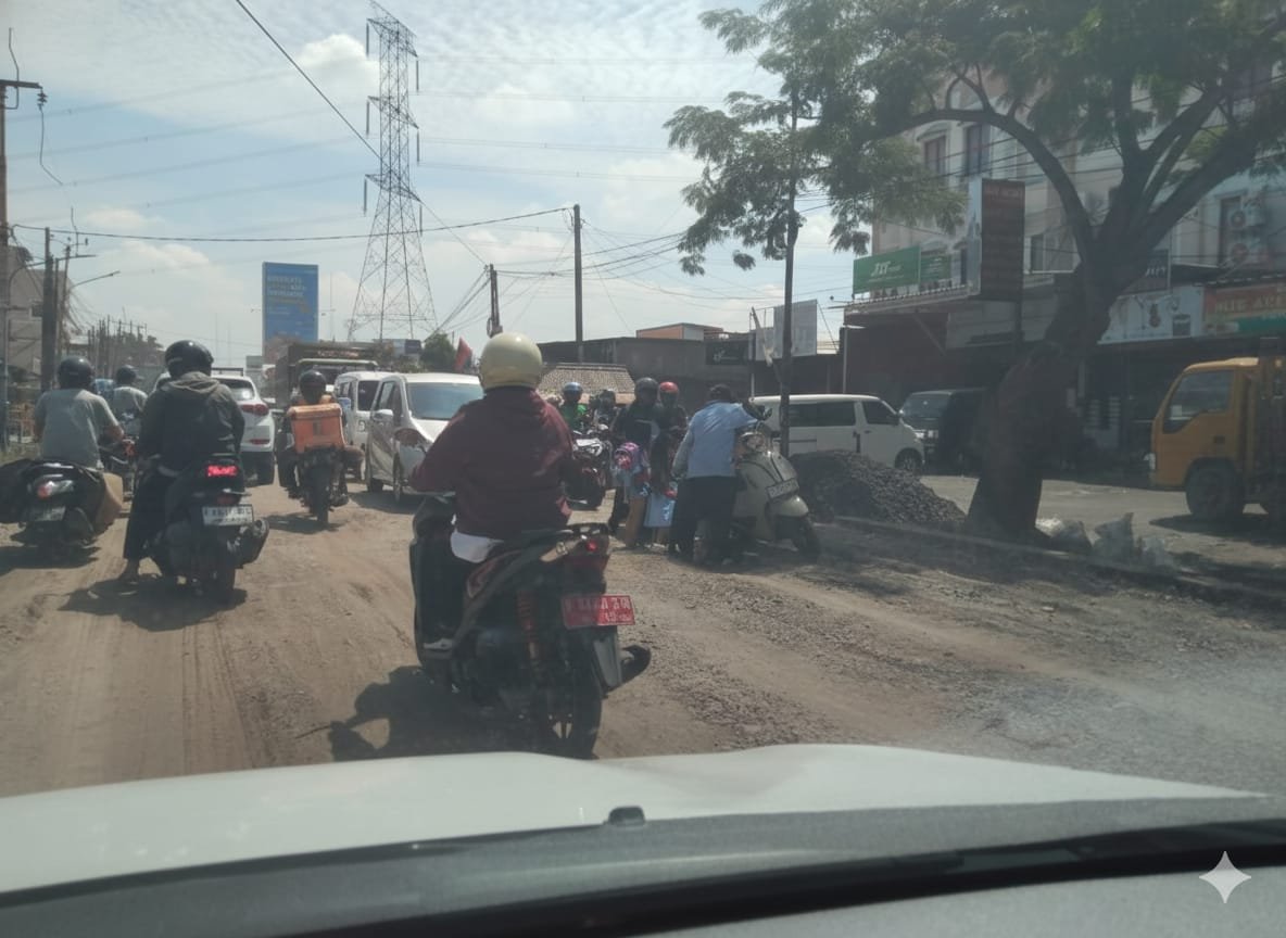 Kemacetan dan Kecelakaan di Jl. KH Hasyim Asy'ari Ciledug, Ibu-Anak Terjatuh di Jalur Tunggal