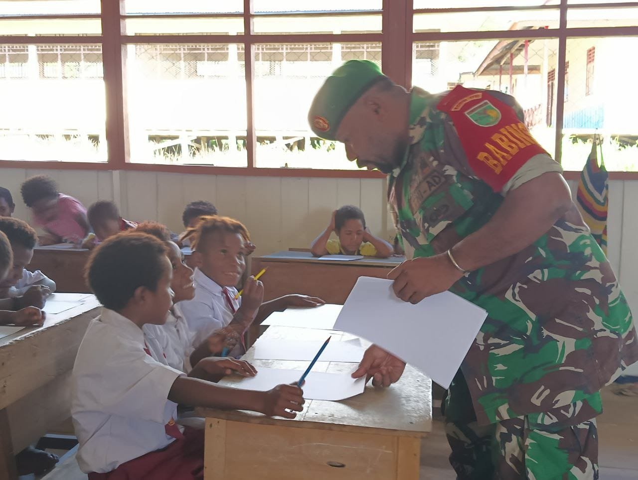 Babinsa Koramil 1710-05/Jila Awasi Ujian Semester Ganjil SD Inpres Jila