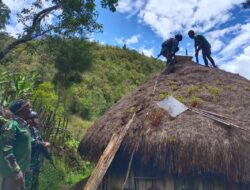 Satgas Yonif Mekanis 203/AK Bagikan Lampu Gratis untuk Rumah Warga Balingga