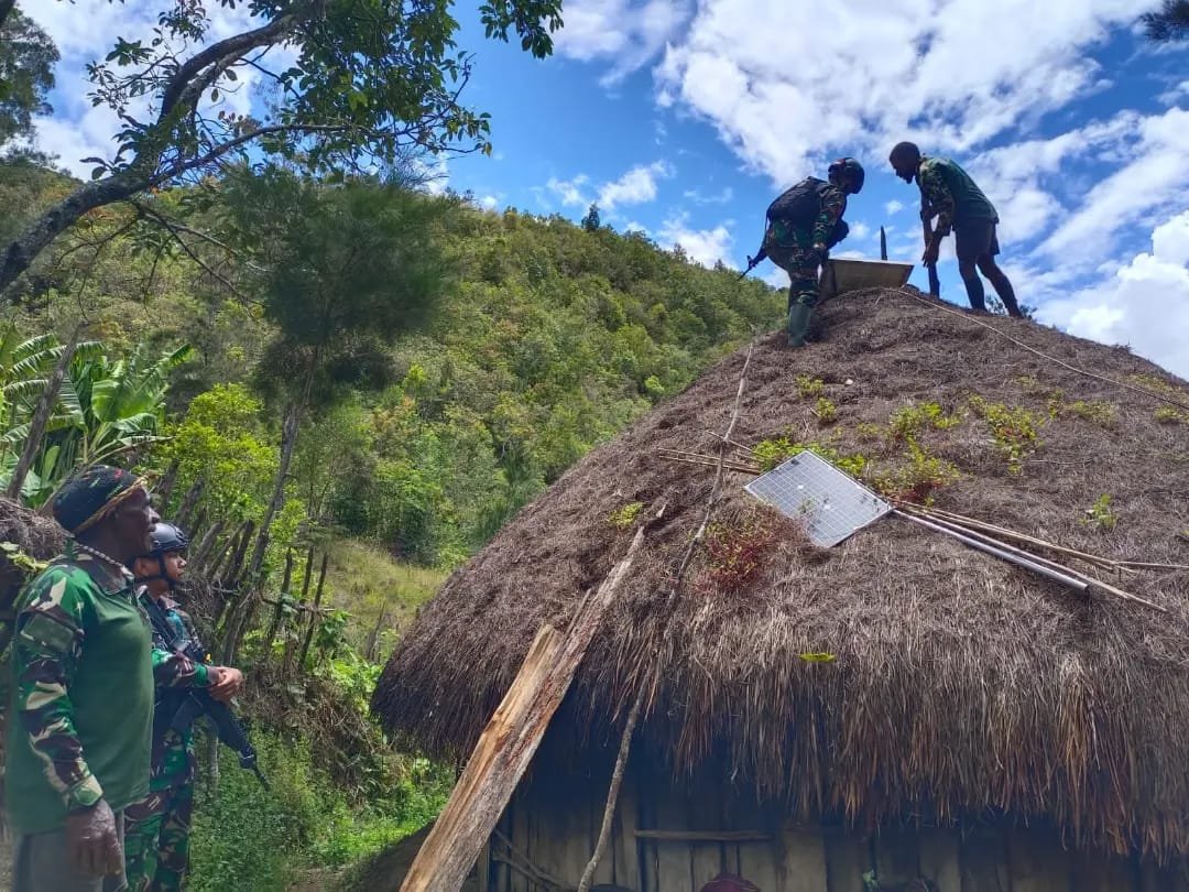 Satgas Yonif Mekanis 203/AK Bagikan Lampu Gratis untuk Rumah Warga Balingga