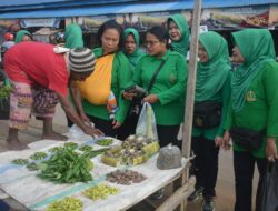 Persit KCK Koorcab Rem 174 Sambut Natal dan Tahun Baru 2023 dengan Menyerbu Lapak Mama-Mama Papua