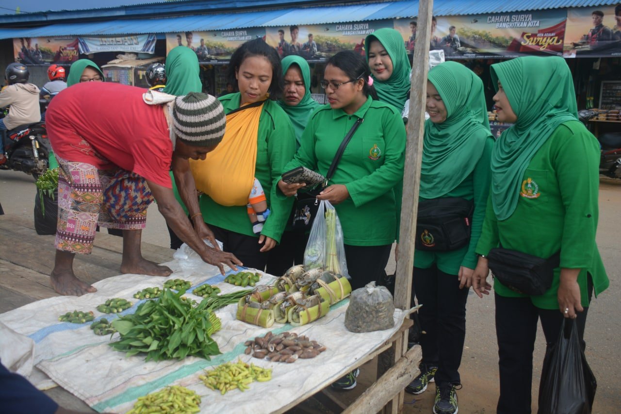 Persit KCK Koorcab Rem 174 Sambut Natal dan Tahun Baru 2023 dengan Menyerbu Lapak Mama-Mama Papua