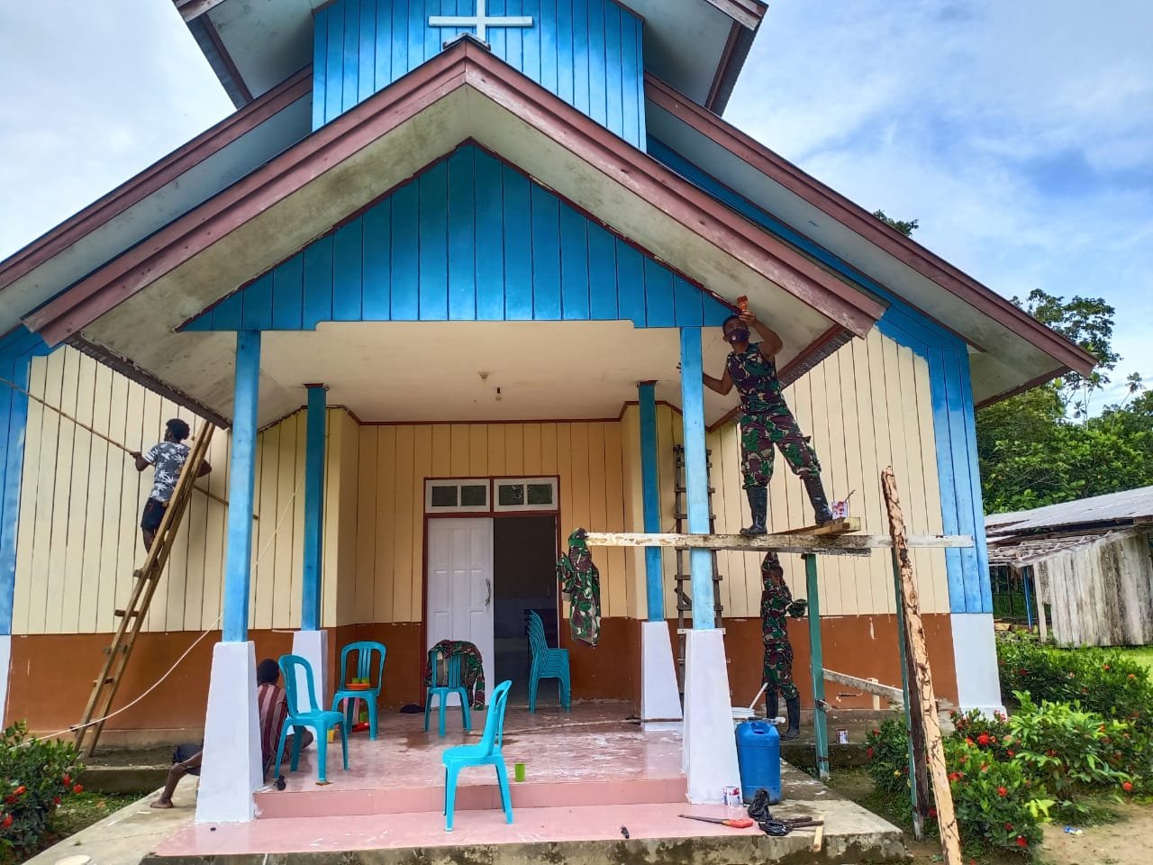 Renovasi Gereja Santo Stevanus oleh Satgas Yonif 756 untuk Kenyamanan Jemaat