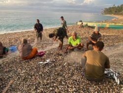 Satgas Yonarmed 1 Kostrad Bantu Nelayan Pulau Buru Siapkan Peralatan Sebelum Melaut