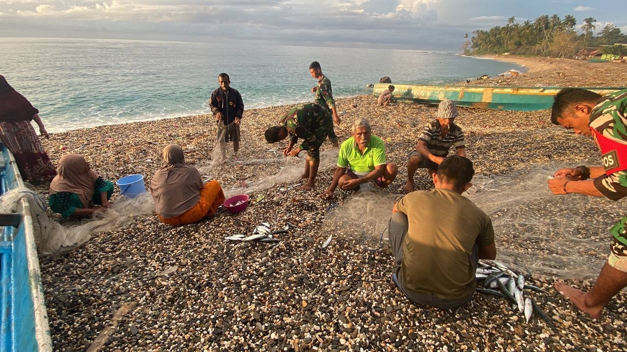 Satgas Yonarmed 1 Kostrad Bantu Nelayan Pulau Buru Siapkan Peralatan Sebelum Melaut