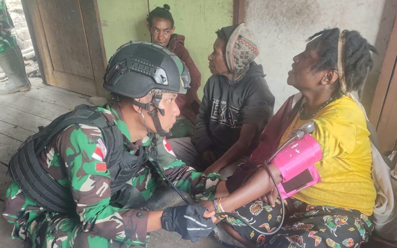 Yonif 143/TWEJ Ajak Warga Pedalaman Papua Hidup Bersih dan Sehat