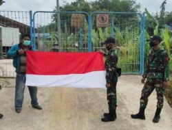 Peringati Hari Pahlawan, Satgas Pamtas Yonif 642/Kapuas Bagikan Bendera Merah Putih