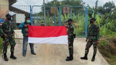 Peringati Hari Pahlawan, Satgas Pamtas Yonif 642/Kapuas Bagikan Bendera Merah Putih