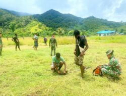 Semangat Pemuda Bangkit, Satgas Yonif Raider 142/KJ Bersihkan Lapangan Bola