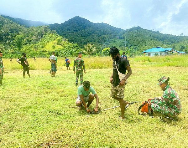 Semangat Pemuda Bangkit, Satgas Yonif Raider 142/KJ Bersihkan Lapangan Bola