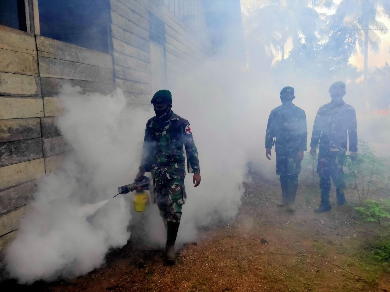 Satgas Pamtas Yonif 125/SMB Fogging di Kampung Kondo Cegah Malaria dan DBD