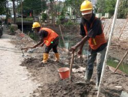 Pekerja Proyek Turap Parung Serab-Ciledug Kerja Asal-asalan saat Tak Diawasi