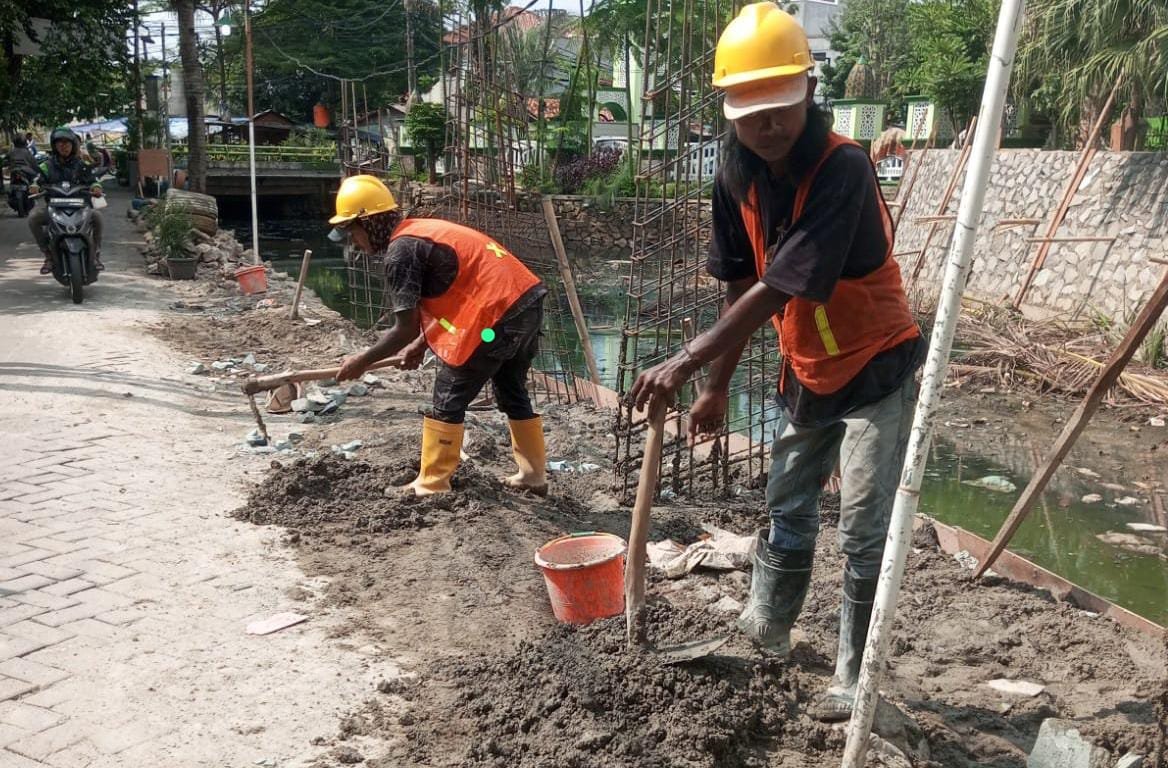 Pekerja Proyek Turap Parung Serab-Ciledug Kerja Asal-asalan saat Tak Diawasi