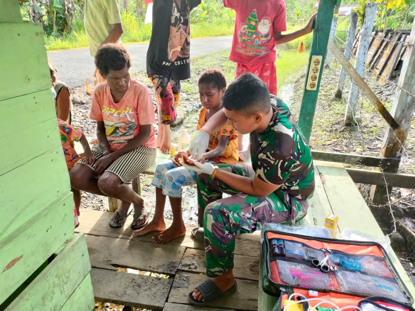 TNI Yonif 126/KC Pos Waris Tangani Warga Sakit di Kampung Banda Perbatasan RI-PNG