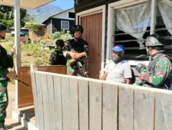 Satgas Yonif Raider 142/KJ Anjangsana ke Rumah Warga Pererat Silaturahmi