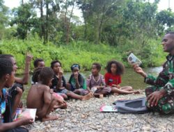 Prajurit TNI Yonif 754 Bacakan Dongeng untuk Anak Papua