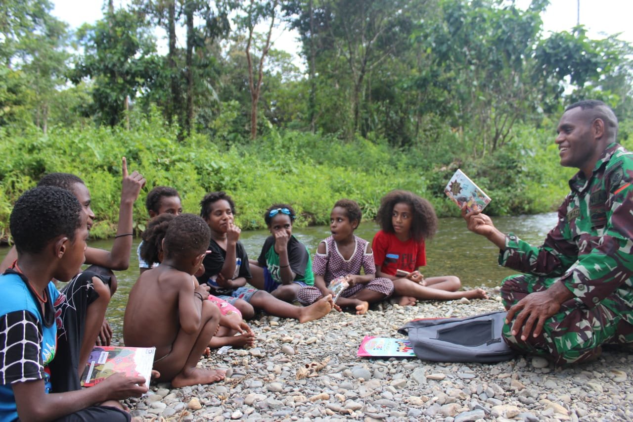 Prajurit TNI Yonif 754 Bacakan Dongeng untuk Anak Papua