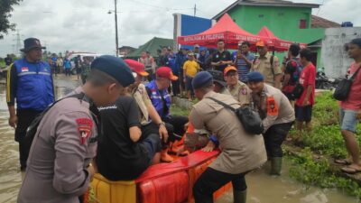 Dirjen Kemensos RI Kunjungi Posko Brimob Saat Cek Lokasi Banjir Banten