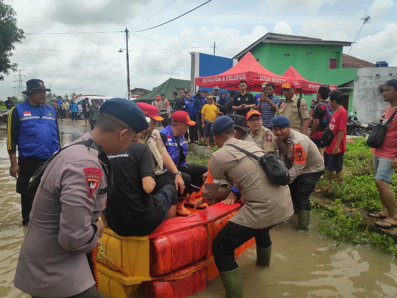 Dirjen Kemensos RI Kunjungi Posko Brimob Saat Cek Lokasi Banjir Banten