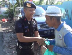 Brimob Kaltim Bagikan Makan Siang bersama Kaum Dhuafa