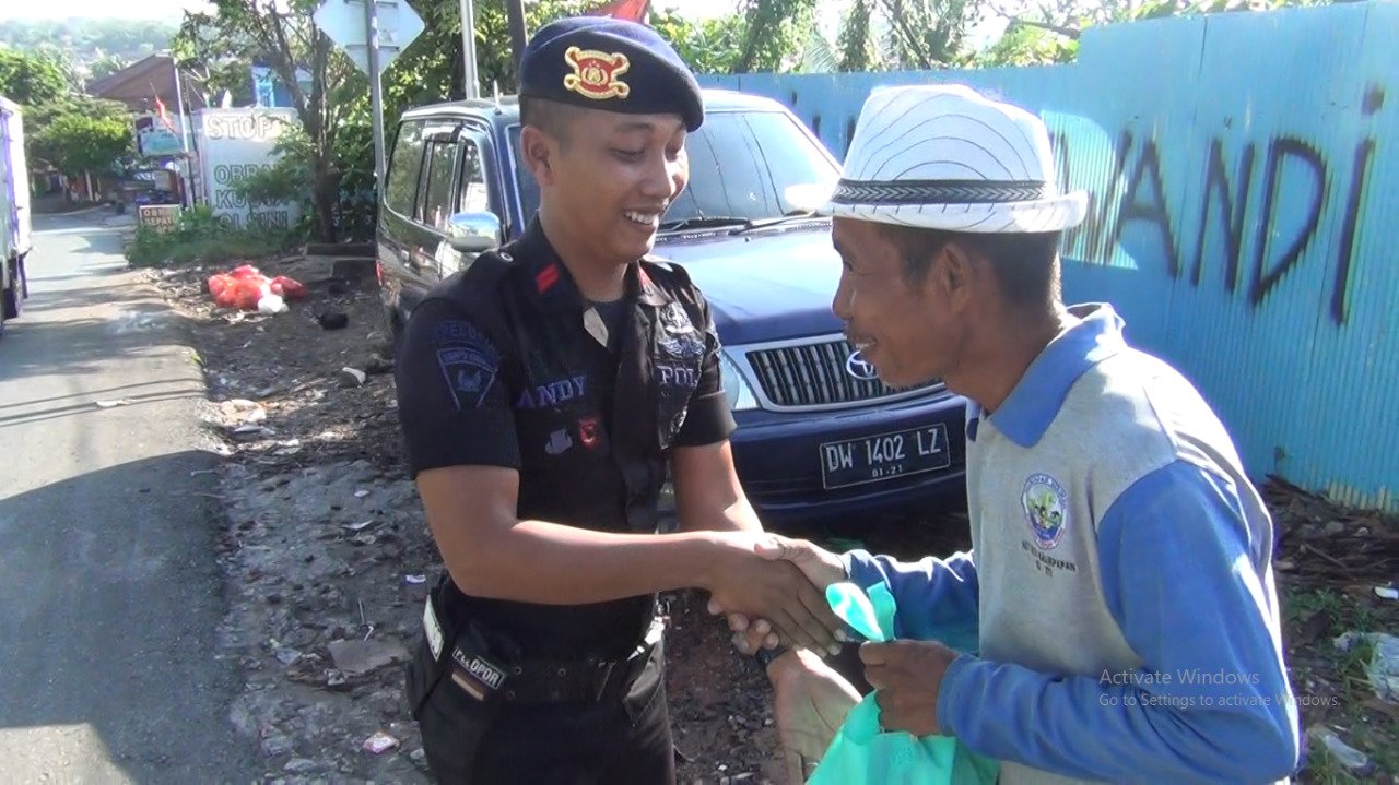 Brimob Kaltim Bagikan Makan Siang bersama Kaum Dhuafa