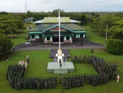 Brigjen TNI Agus Widodo Pimpin Upacara Bendera Gabungan dan Berikan Jam Komandan