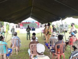 Danrem 174 Merauke Bagikan Bingkisan Bantuan Presiden untuk PON XX dan Vaksinasi