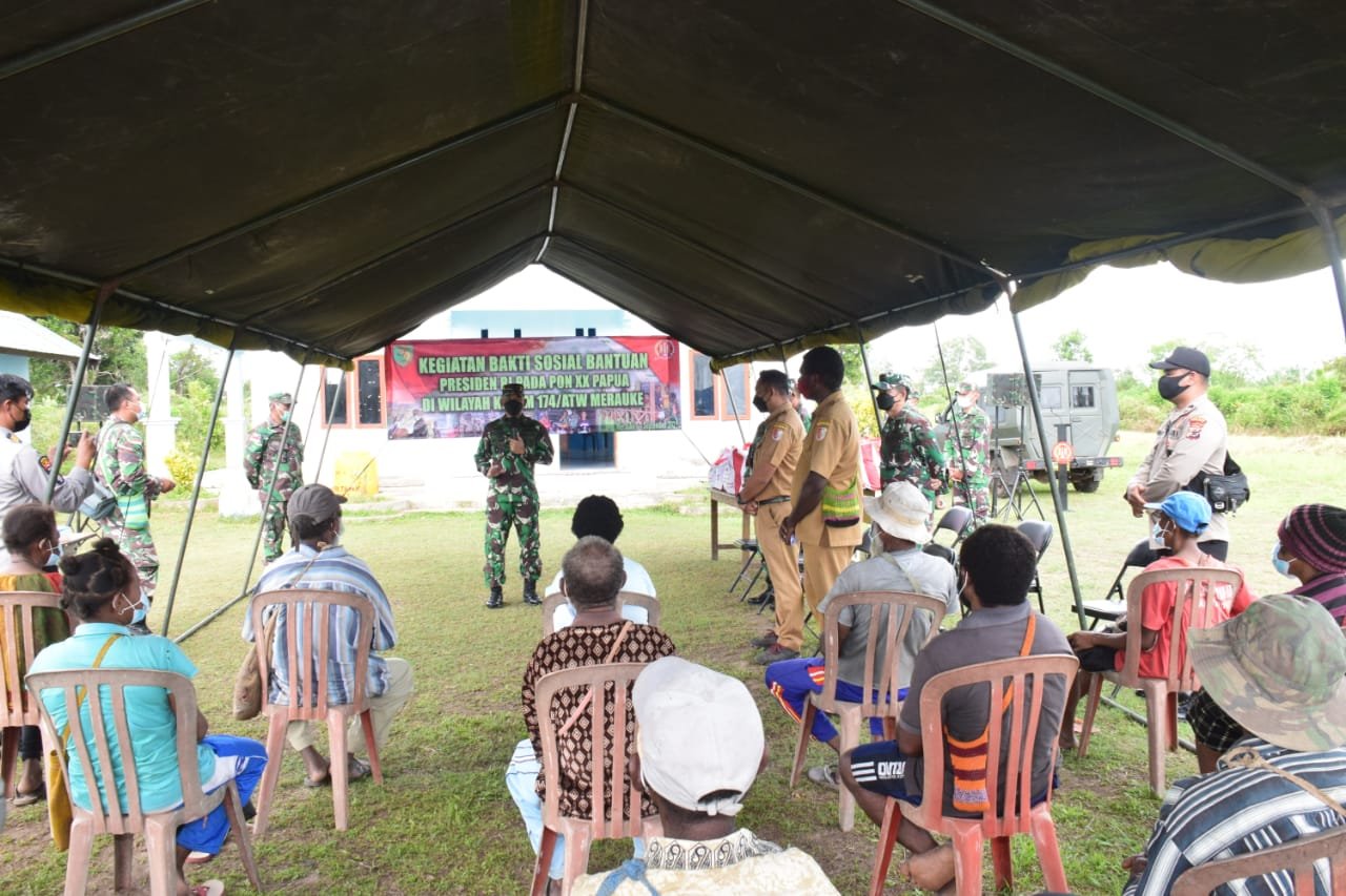Danrem 174 Merauke Bagikan Bingkisan Bantuan Presiden untuk PON XX dan Vaksinasi