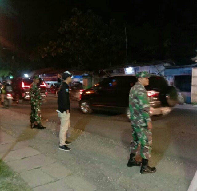 Anggota Koramil Anyer dan Cinangka Bantu Polisi Jaga Kenyamanan Pengguna Jalan