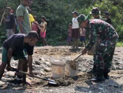 Satgas Yonif 126/Kala Cakti Bersihkan Irigani Salurkan Air ke Kebun Warga