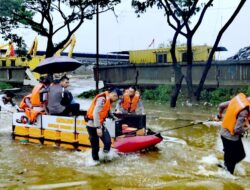 Tim SAR Batalyon A Pelopor Evakuasi Warga Terjebak Banjir