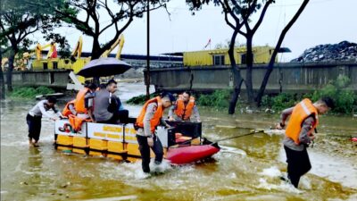 Tim SAR Batalyon A Pelopor Evakuasi Warga Terjebak Banjir