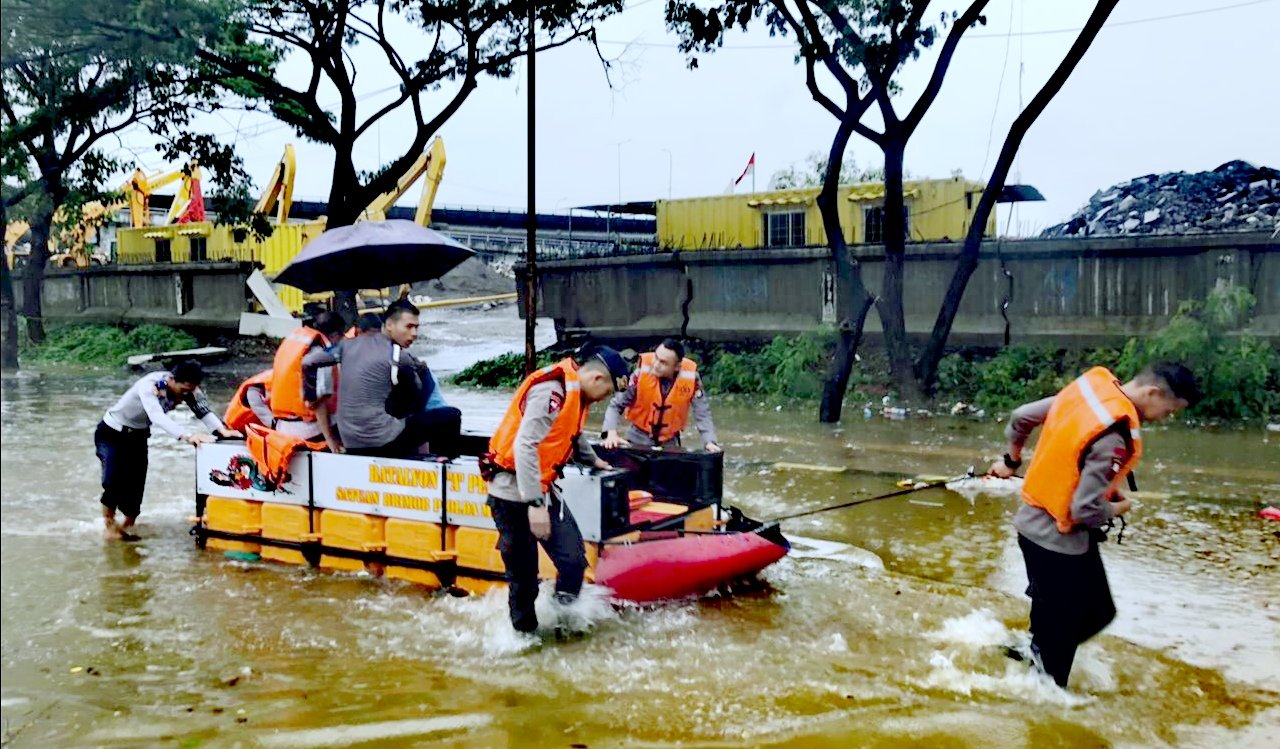 Tim SAR Batalyon A Pelopor Evakuasi Warga Terjebak Banjir