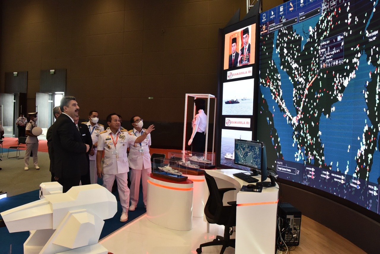 Ratusan Pengunjung Ramai Stand Bakamla di Indo Defence 2022