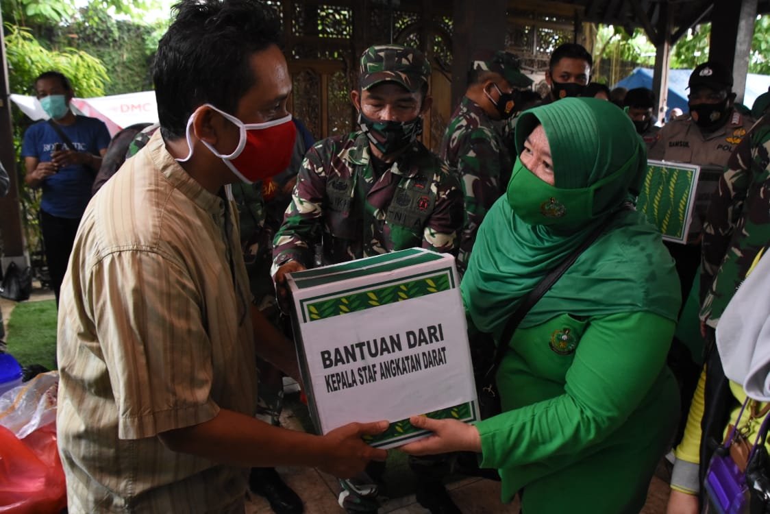 Pangdam Jaya Beri Bantuan Korban Longsor dan Banjir di Ciganjur Jaksel