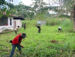 Satgas Yonif 143/TWEJ Gotong Royong Rawat Balai Adat dan Aset di Perbatasan