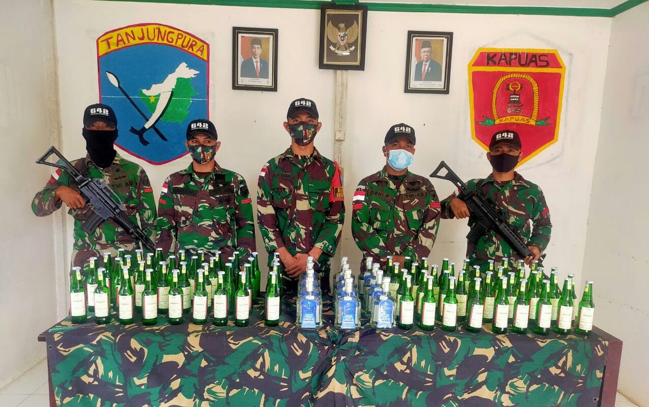 Satgas Pamtas Yonif 642 Gagalkan Penyelundupan Ratusan Botol Miras di Perbatasan