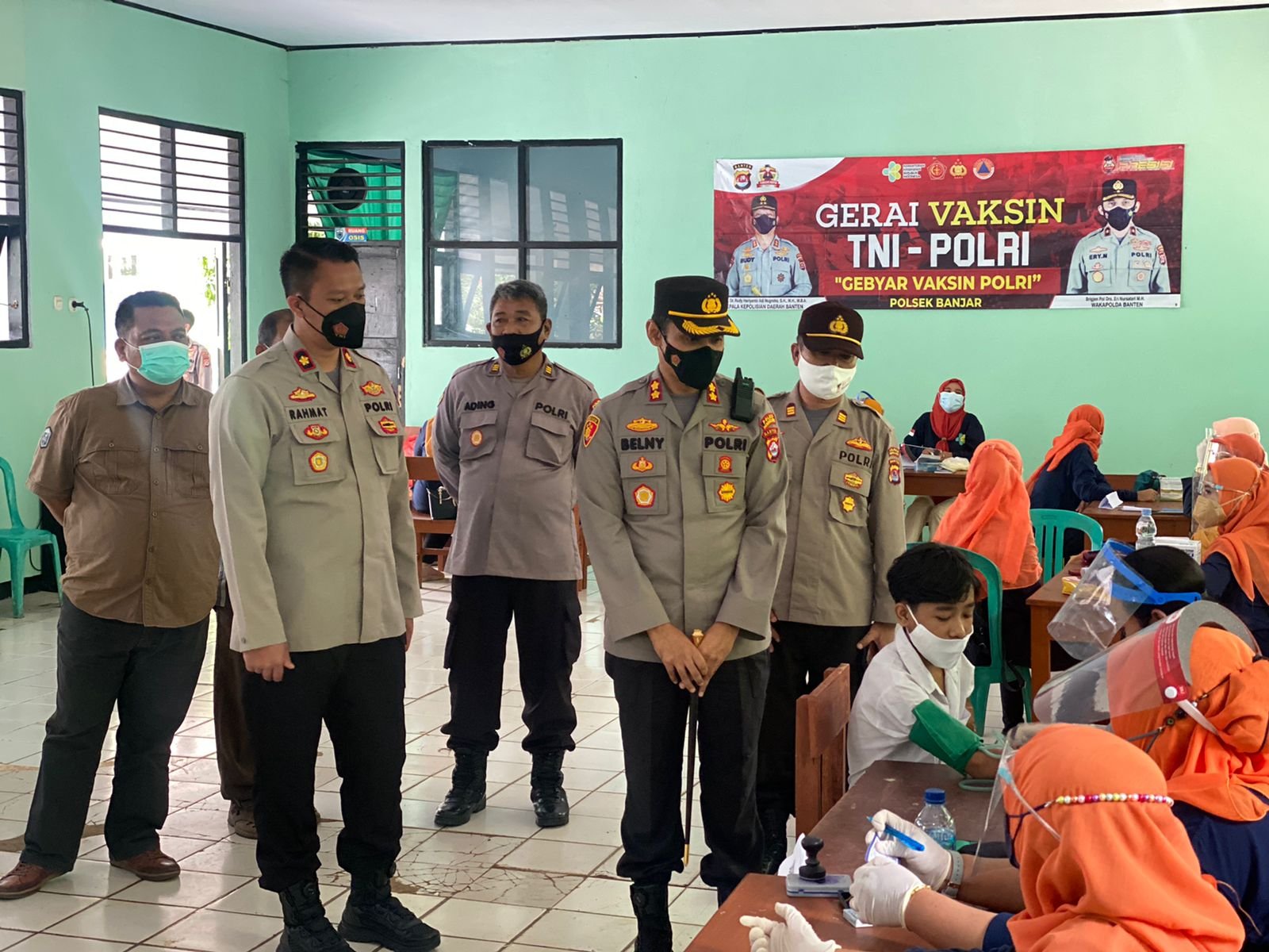 Kapolres Pandeglang Tinjau Gerai Vaksin TNI-Polri Bareng Waka dan PJU