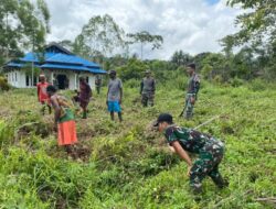 Komunikasi Humanis Satgas Yonif 143/TWEJ dan Warga Bersihkan Lingkungan