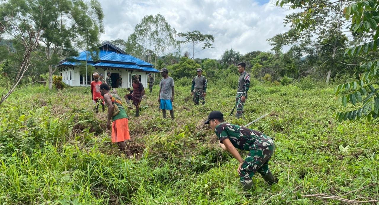 Komunikasi Humanis Satgas Yonif 143/TWEJ dan Warga Bersihkan Lingkungan