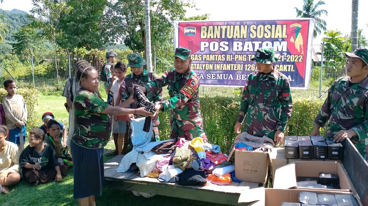 Satgas Pamtas Yonif 126/KC Bagikan Pakaian Layak Pakai ke Warga Perbatasan Papua