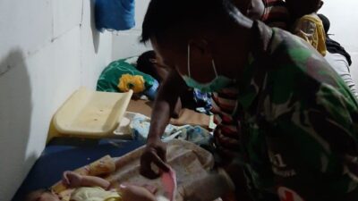 Prajurit TNI Bantu Persalinan Warga di Perbatasan