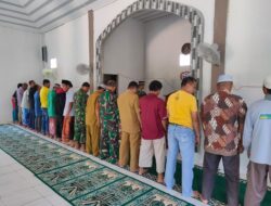 Babinsa Sinergi Perangkat Desa Salurkan Bantuan Warga Binaan