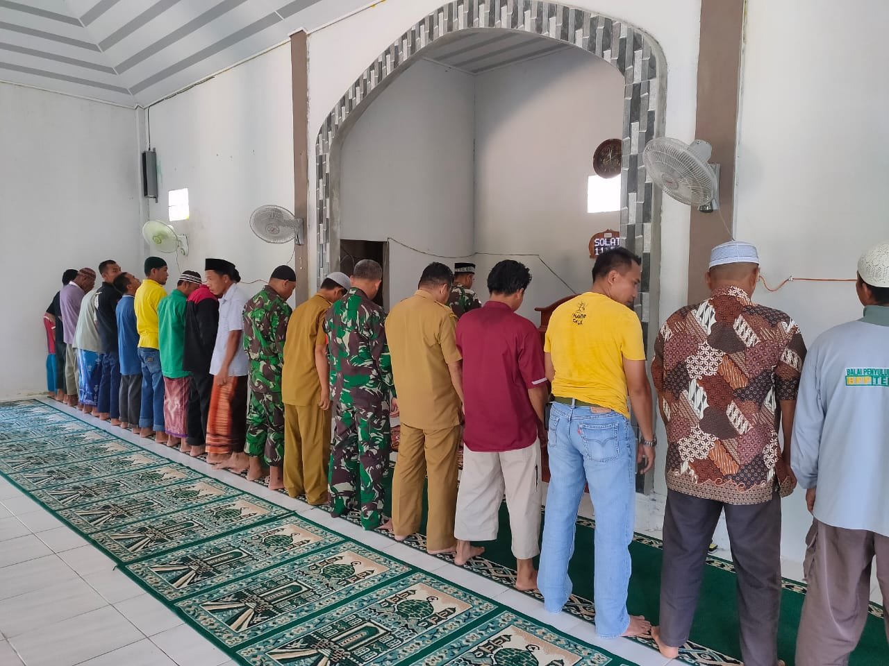 Babinsa Sinergi Perangkat Desa Salurkan Bantuan Warga Binaan