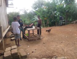 Yonif 126/KC Bagikan Obat Gratis ke Warga Perbatasan Papua dalam Kegiatan Komsos