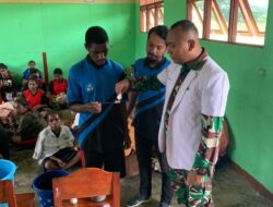 Satgas Yonif Raider 142/KJ Sampaikan Penyuluhan Kesehatan untuk Siswa SMP Papua